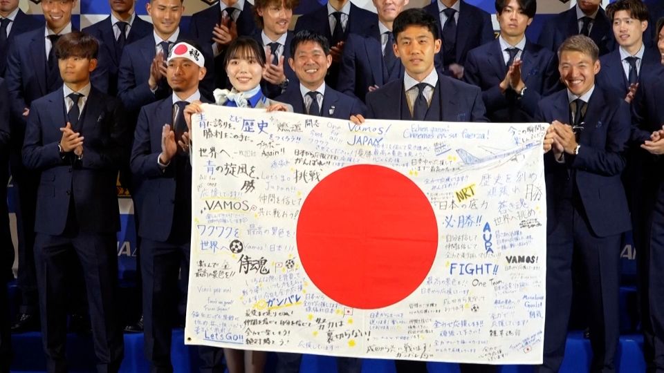 サッカー日本代表がW杯へ出発 森保監督「日本の皆さんに活力を