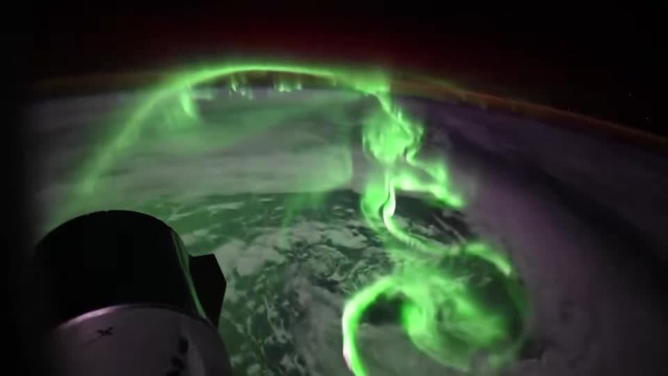 うねりながら広がるオーロラ、NASAの飛行士が宇宙船「ドラゴン