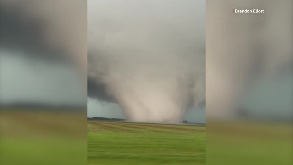 Video shows large tornado tearing through Illinois | ロイター