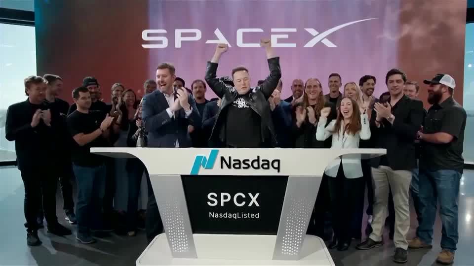 Wall Street ends higher as SpaceX's market debut dominates | ロイター