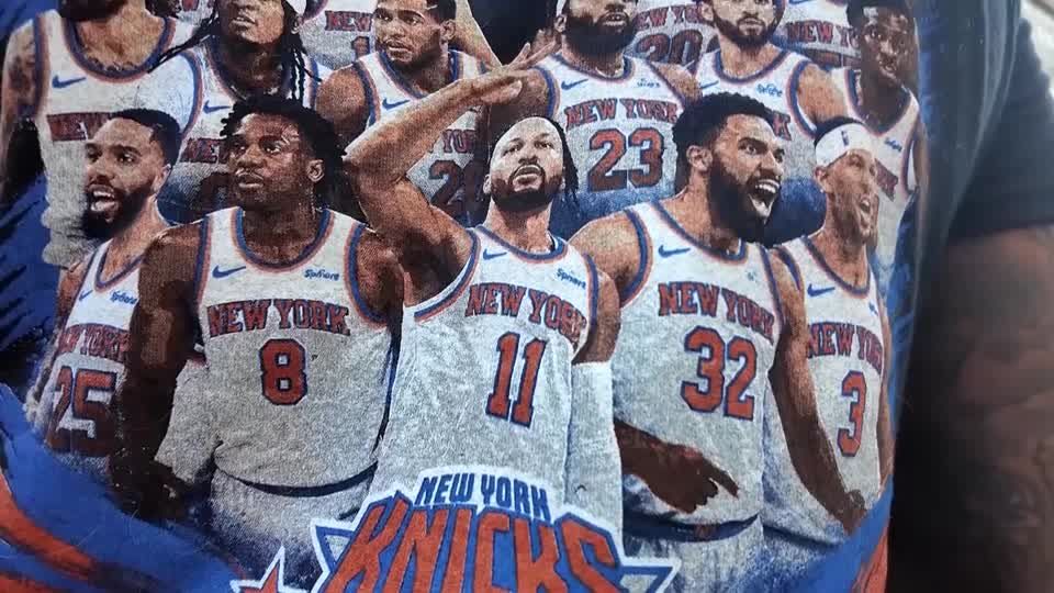 Knicks fans pack New York NBA store after Finals victory | ロイター