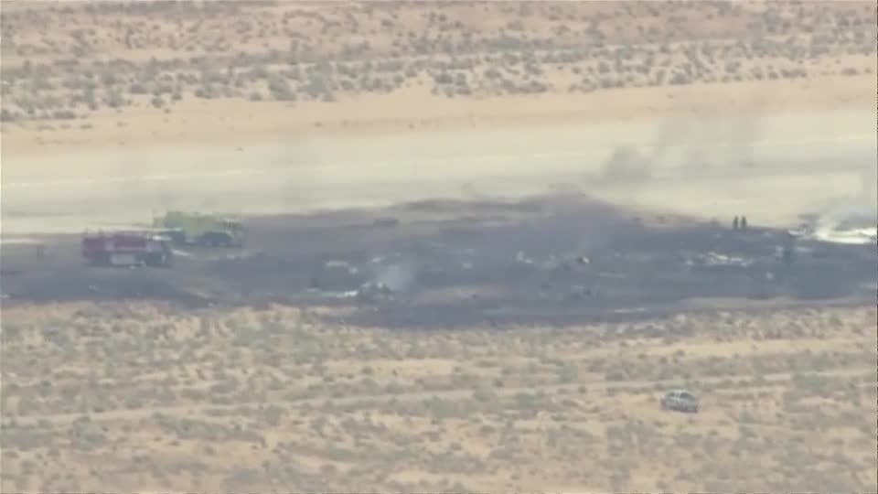 米軍のB52爆撃機が墜落、乗員8人死亡 カリフォルニア南部（字幕・15