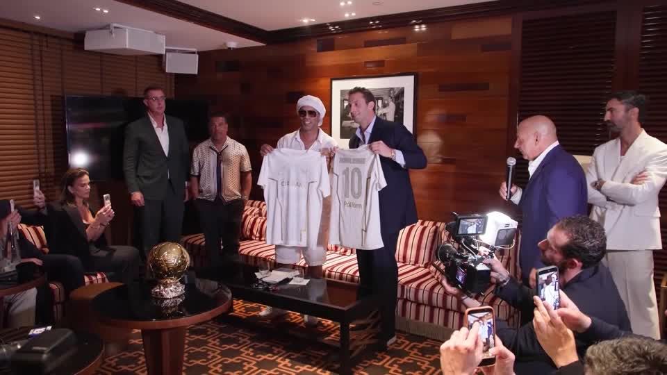 Ronaldinho signs with small Italian club in surprise soccer return