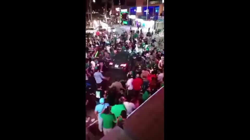 メキシコでW杯勝利祝う群衆に車突っ込む、17人負傷（字幕・26日 15ミニッツ('01米)3枚