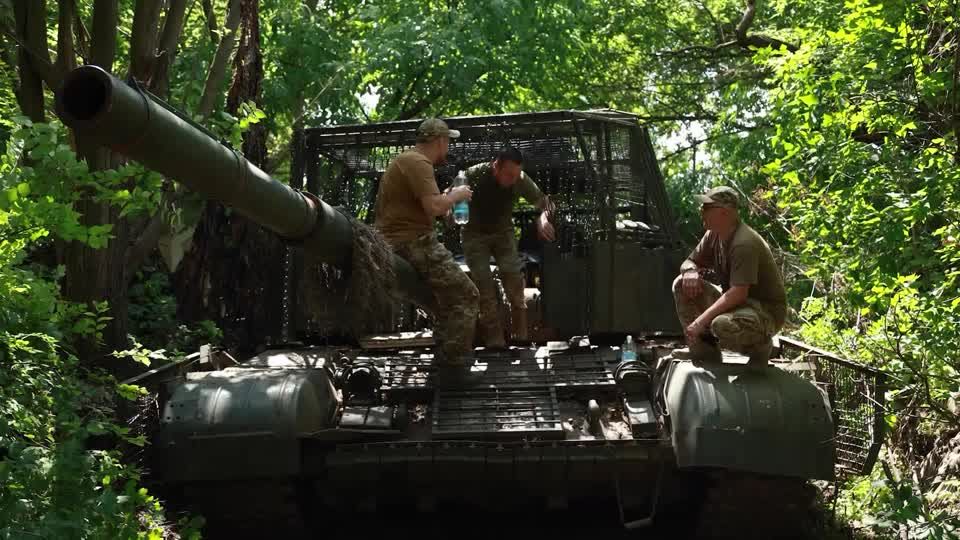 Frontline Ukrainian tank crews battle heat in Zaporizhzhia | Reuters