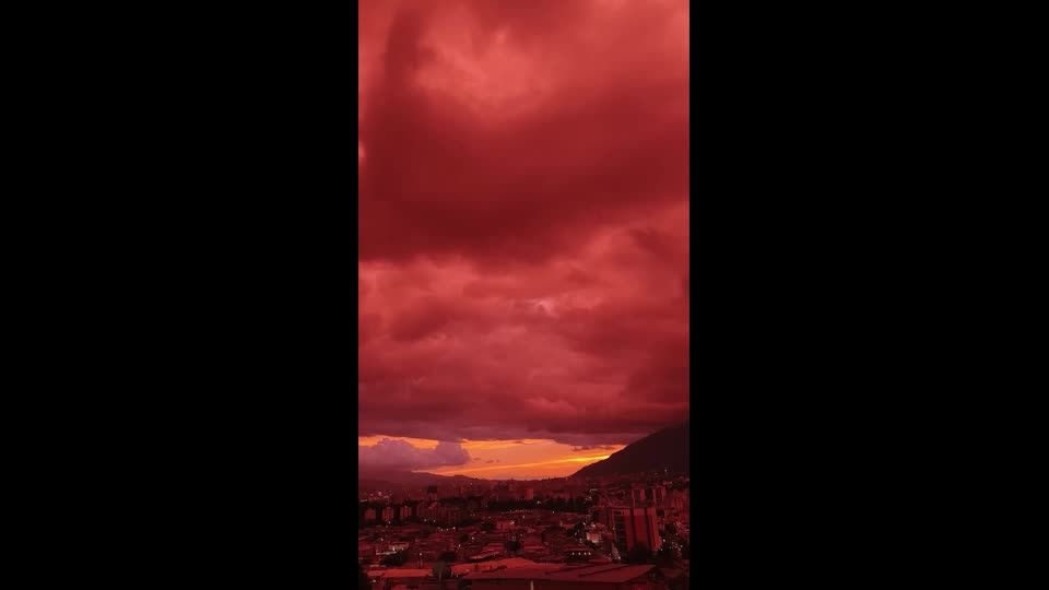 真っ赤な月 地震