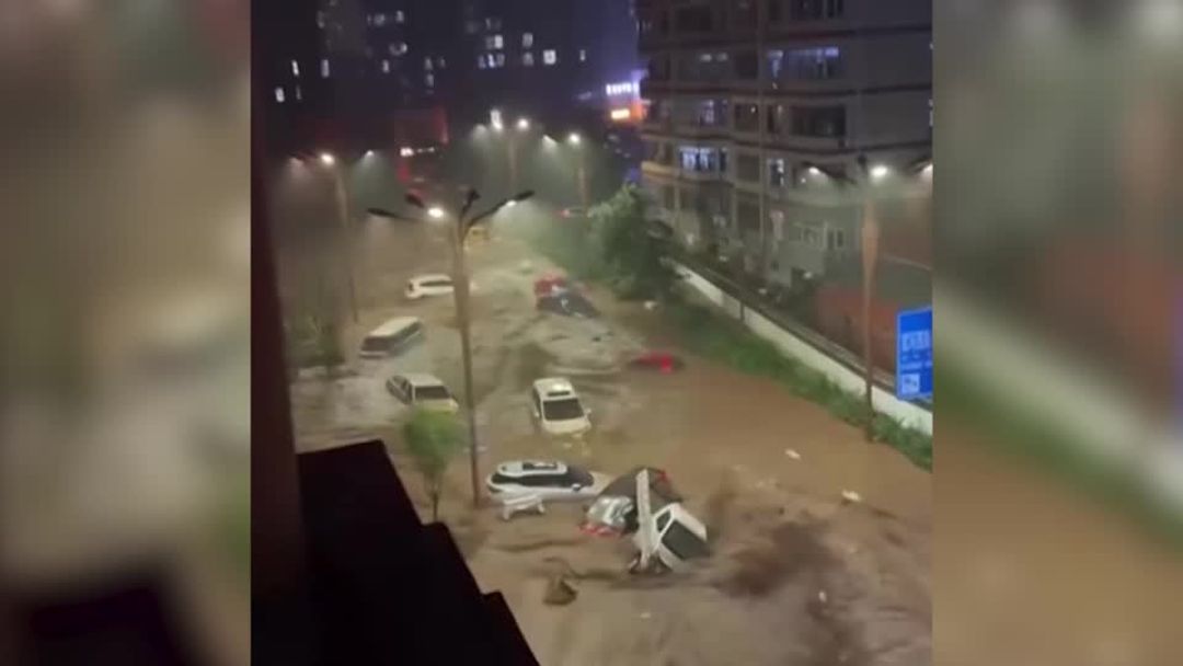 Floodwaters carry vehicles away in China's Chengde | ロイター