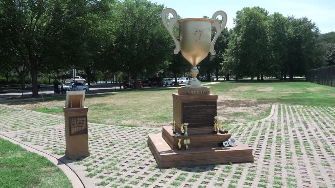 A shiny gold 'participation trophy' for Trump appears in DC | ロイター