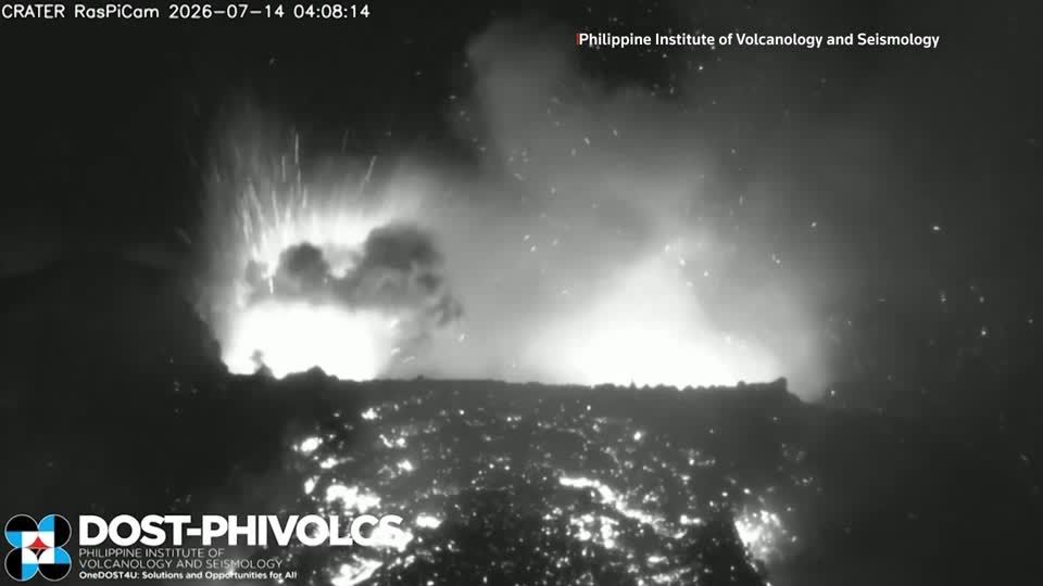 Mayon volcano spews ash in Philippines | ロイター