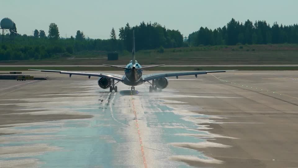 あわや大事故 水上飛行機が幹線道路に緊急着陸 けが人なし 米