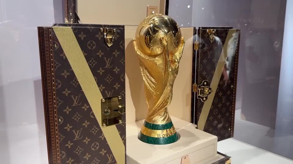 希少■LOUIS VUITTON ゴールド　プレート　オブジェ　置物　インテリア Louis Vuitton case sees World Cup trophy travel in luxury | ロイター