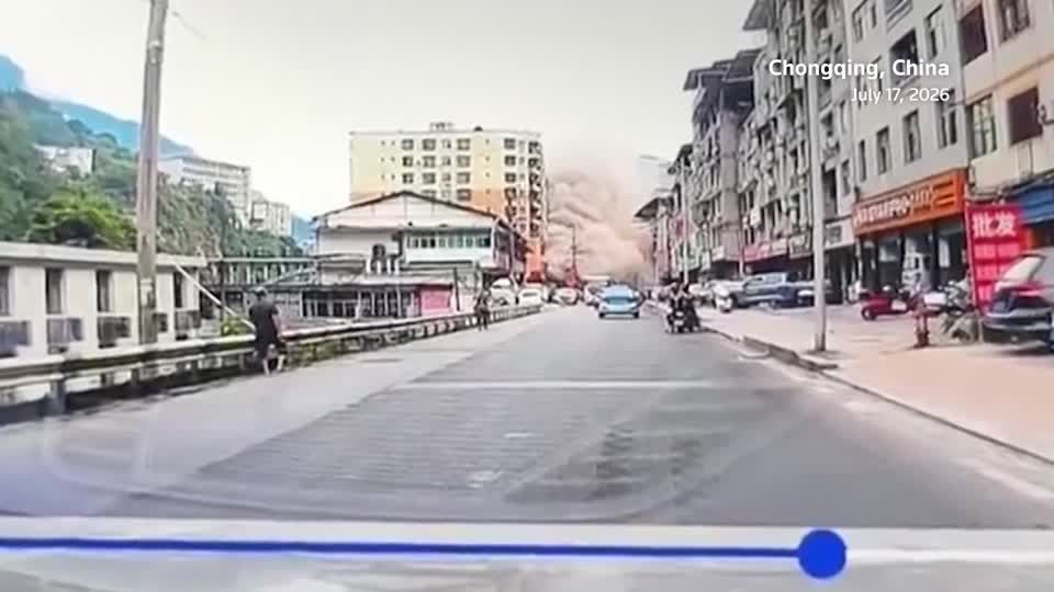 Dashcam captures moment of landslide in China's Chongqing | ロイター