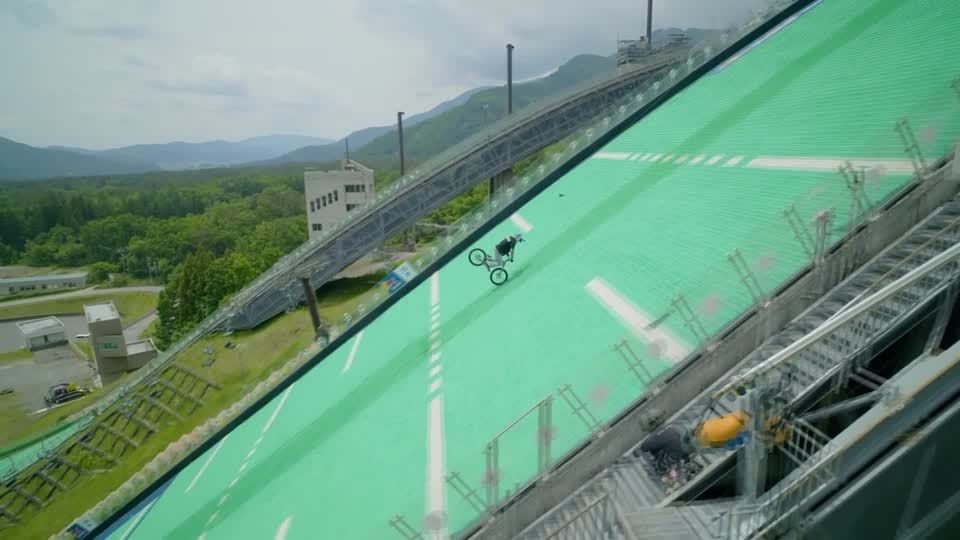 日本人ライダー、後ろ向き・前輪だけでスキージャンプ台を走破 世界