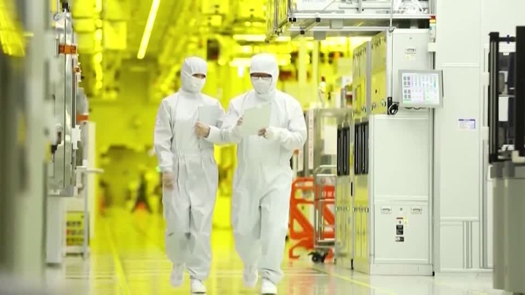 Samsung sees chip shortage extending to 2028, touts long-term supply ...