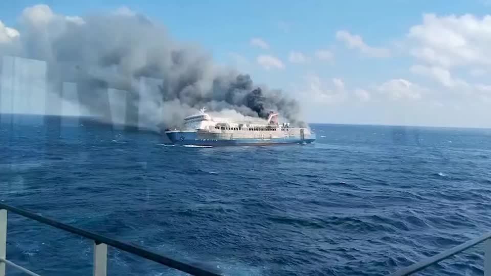 インドネシア沖でフェリー炎上、少なくとも5人死亡 数十人不明（字幕