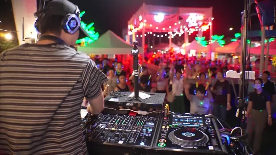 ヘッドホン着け、大型プールで踊る「サイレント・ディスコ」 猛暑の