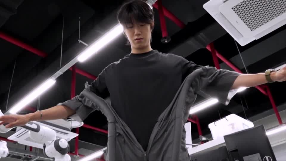 Sit back and suit up: Meet the robot clothes that dress you <https://t.co/Gj20A5nP9a> 
 [↧](https://t.co/Gj20A5nP9a)