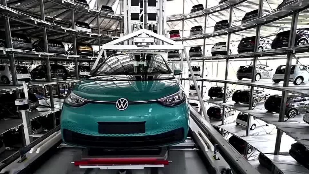 Volkswagen CEO faces battle with rival stakeholders, angry workers in ...