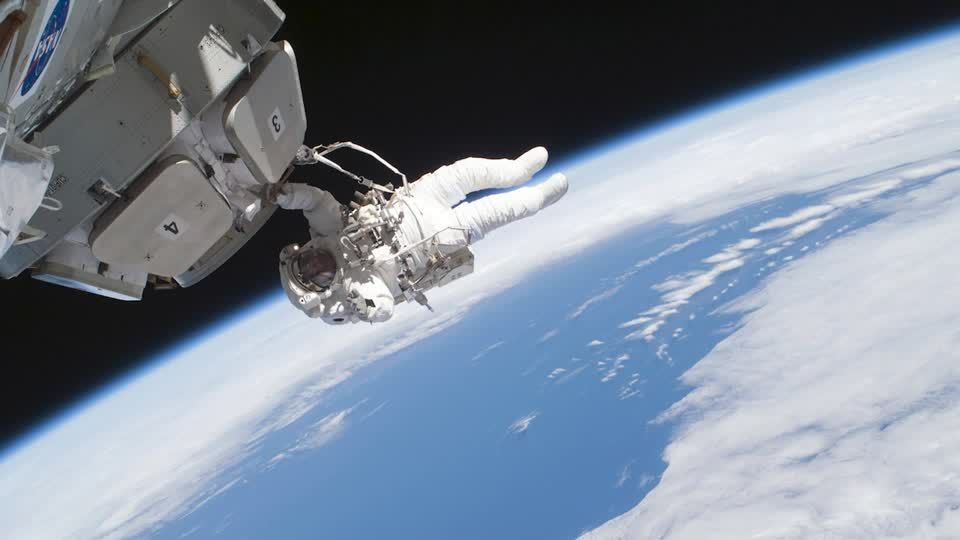 Piece of SpaceX rocket will crash into the moon Wednesday | ロイター