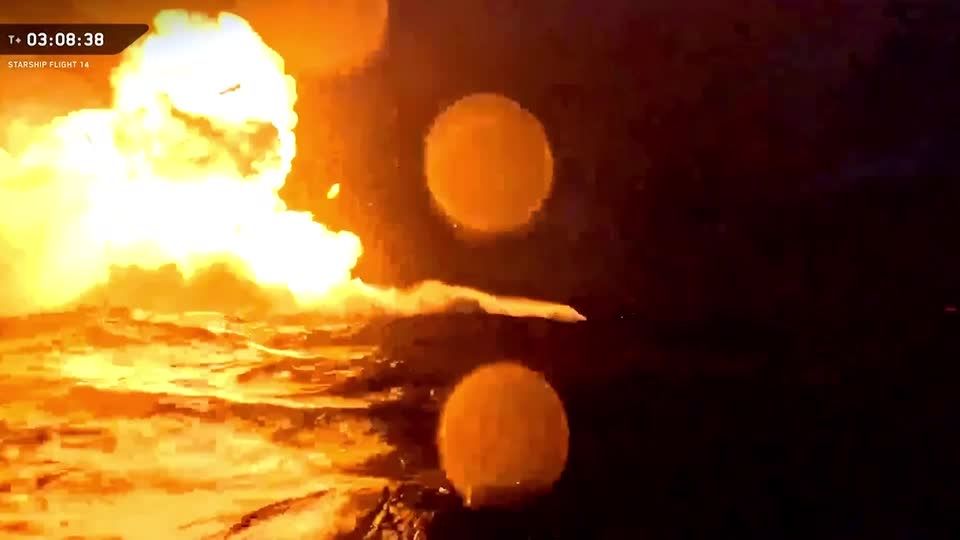 SpaceX's Starship ends mission with fiery splashdown | ロイター
