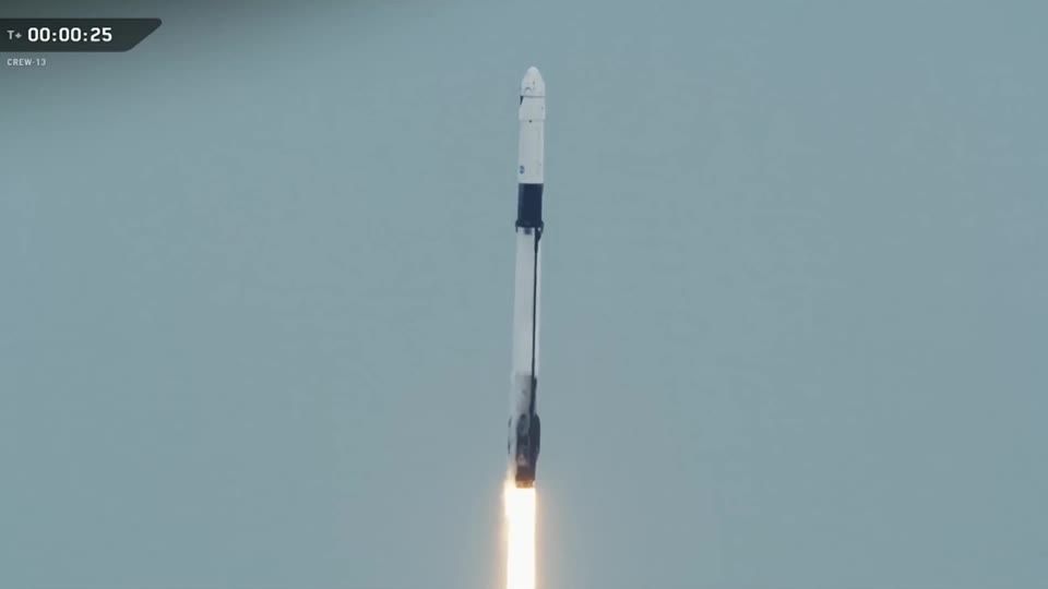 Piece of SpaceX rocket will crash into the moon Wednesday | ロイター