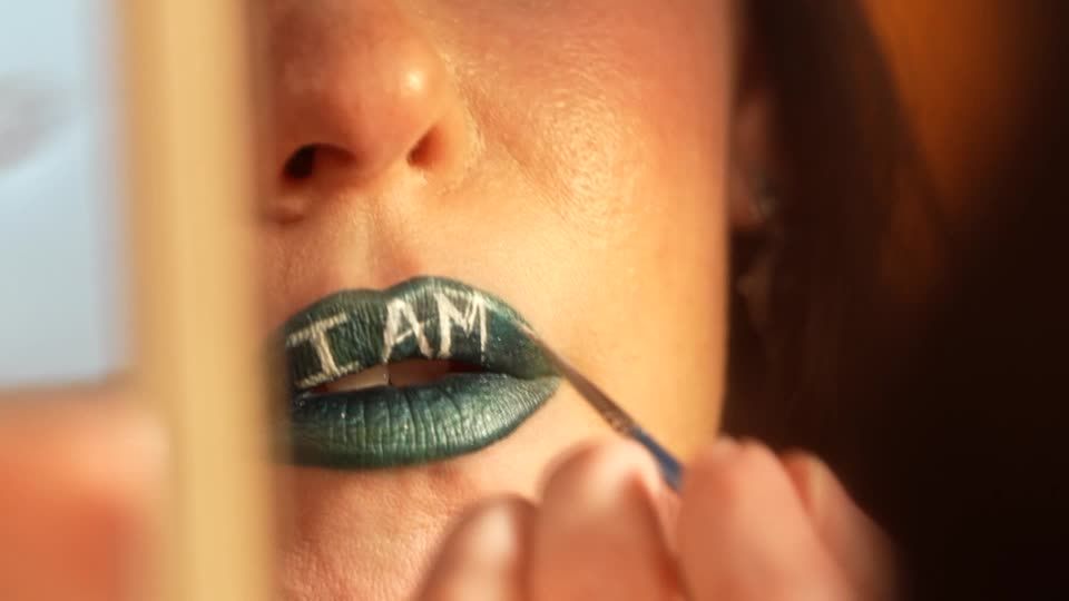 How a lip artist turned pain into a platform for healing | ロイター