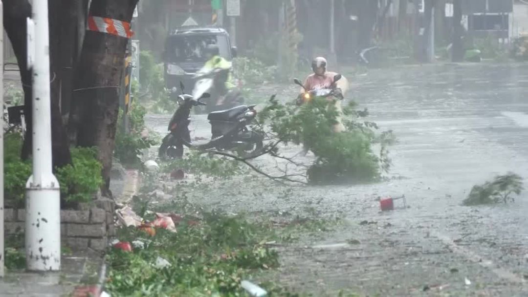 Typhoon Champi sweeps past Taiwan, leaving 1 dead, 500 injured | Reuters